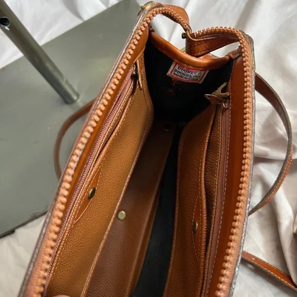 Dooney & Bourke All Weather Leather crossbody bag - Picture 9 of 9